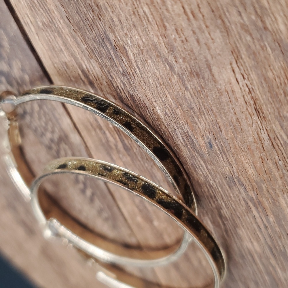 E2171‎ cheetah print glamor hoop earrings - Picture 2 of 2